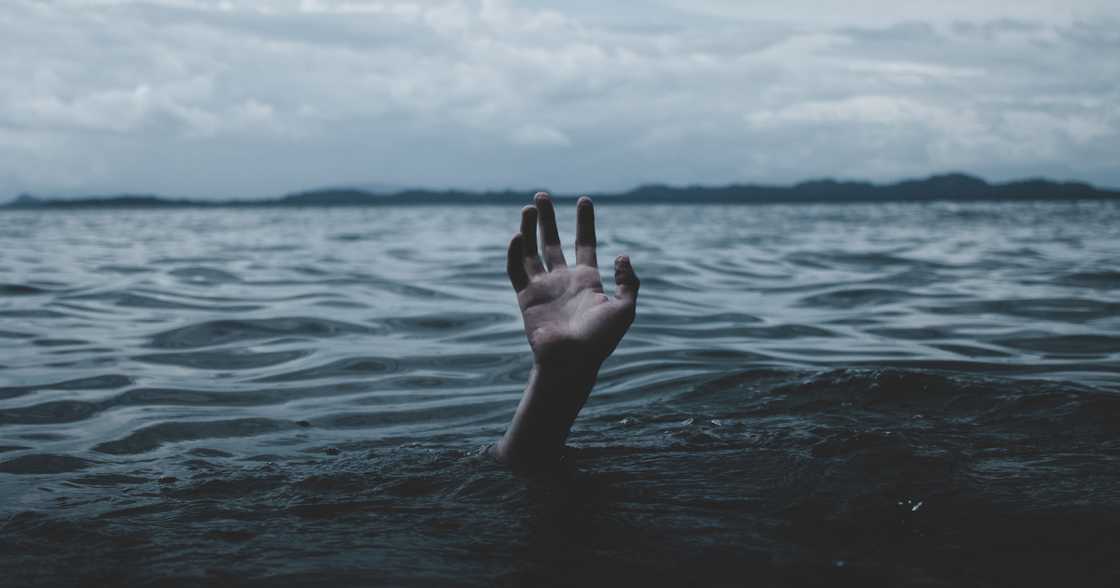 Misis, hindi nakaligtas matapos lumubog ang sinasakyang balsa ng pamilya nila Misis, hindi nakaligtas matapos lumubog ang sinasakyang balsa ng pamilya nila