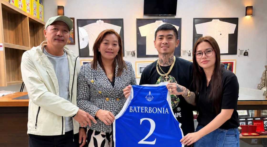 Mga magulang ni Rene Baterbonia, nagbigay ng jersey sa Pinoy Pawnstars Museum