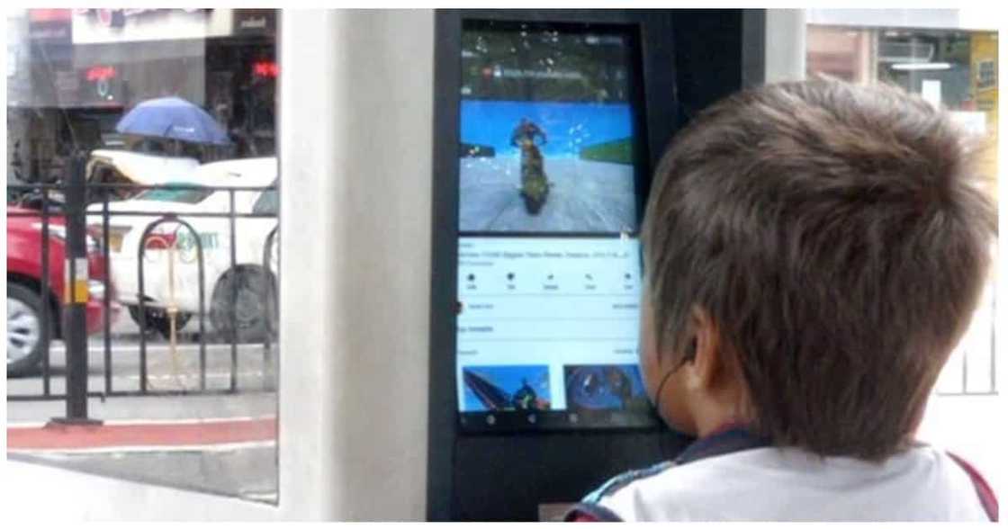 Batang lansangan na nanonood ng cartoons sa wifi kiosk sa Maynila, umantig sa puso ng netizens