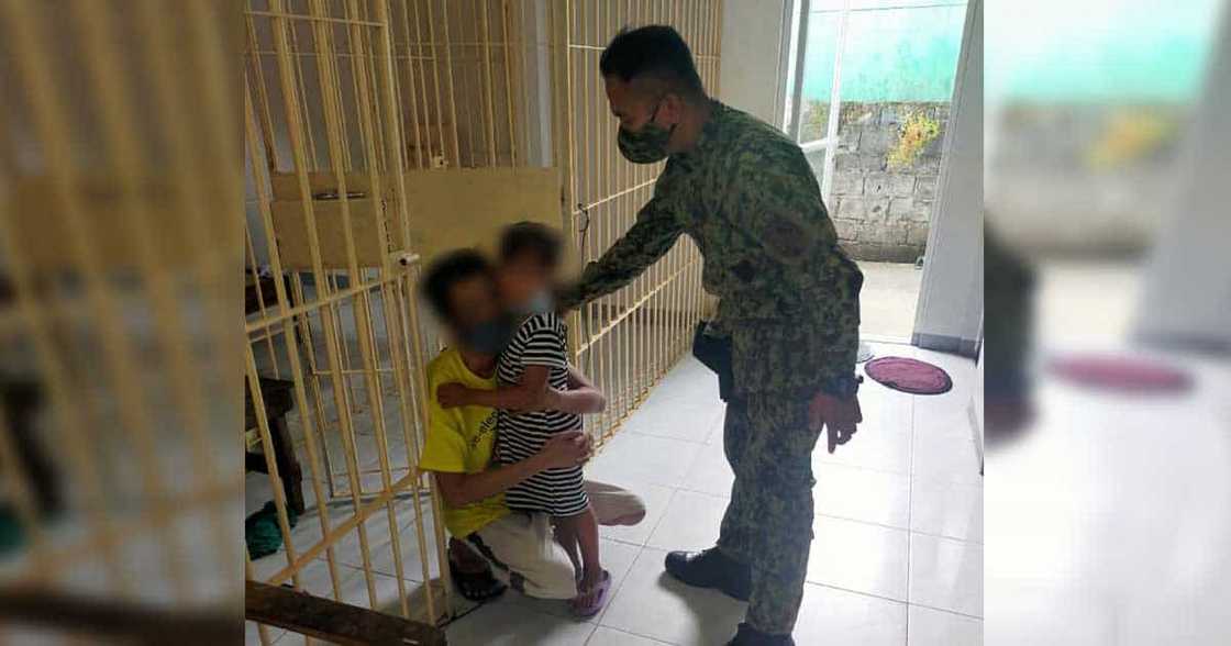 Pulis, nanlambot ang puso sa hiling ng munting bata: "Pwede ko mayakap tatay ko?" Pulis, nanlambot ang puso sa hiling ng munting bata: "Pwede ko mayakap tatay ko?"