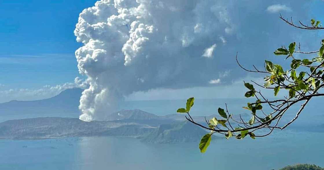 Taal Volcano pumutok Sabado ng umaga; nasa siyam na libong katao, inilikas