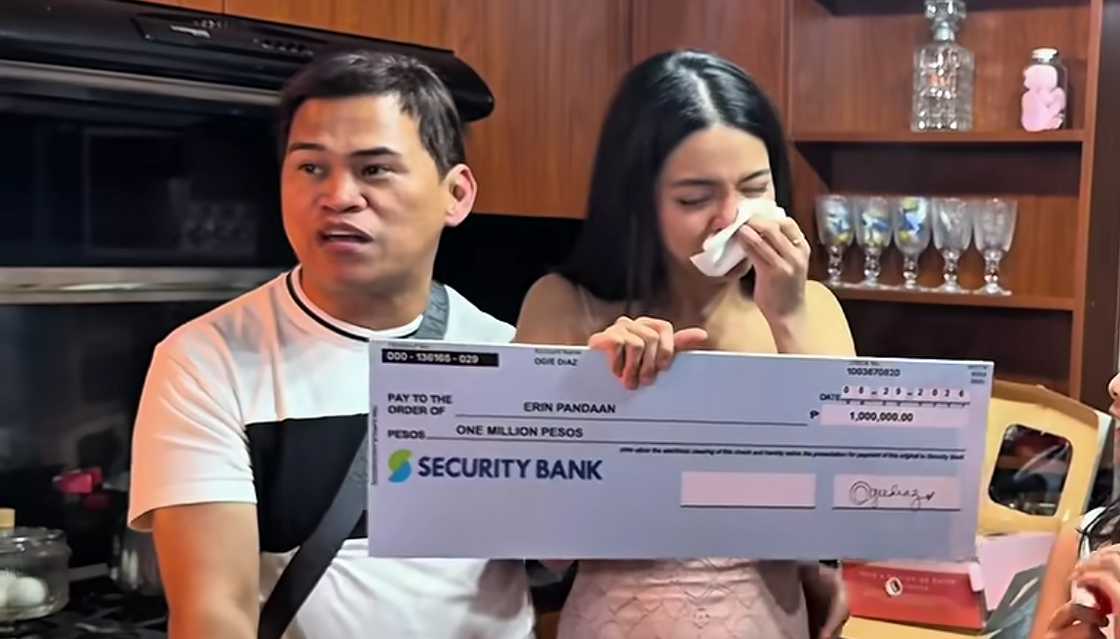 Ogie Diaz, nagbigay ng ₱1 milyon sa anak na si Erin sa ika-25 kaarawan nito Ogie Diaz, nagbigay ng ₱1 milyon sa anak na si Erin sa ika-25 kaarawan nito