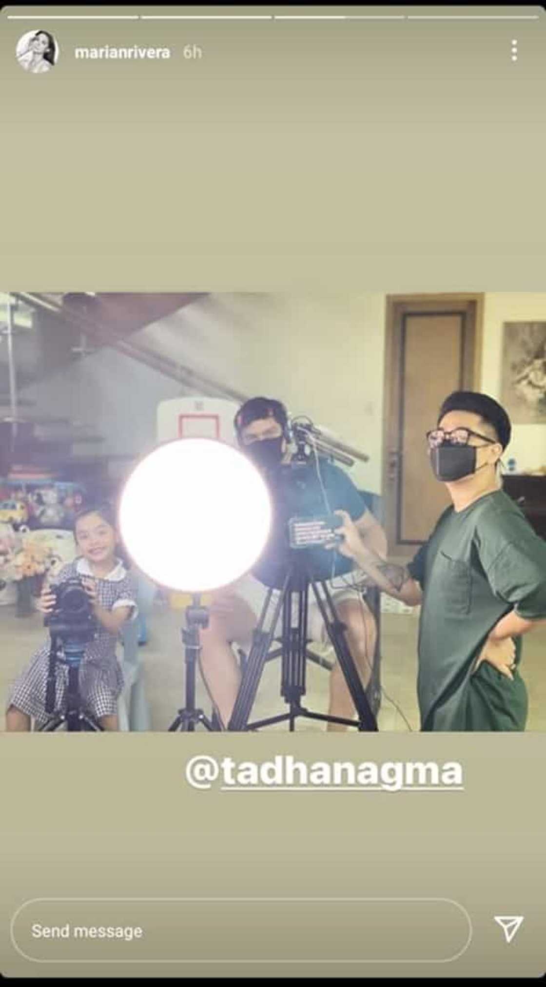 Anak nina Marian Rivera, Dingdong Dantes na si Zia, nagmistulang film crew member Anak nina Marian Rivera, Dingdong Dantes na si Zia, nagmistulang film crew member