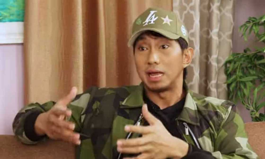 Rendon Labador, rektang natanong ni Ogie D kung kumapit ito sa bakla Rendon Labador, rektang natanong ni Ogie D kung kumapit ito sa bakla