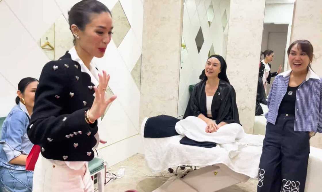 Heart Evangelista, puring-uri ang ganda ni Gretchen Barreto nang magkita sila sa Aivee clinic Heart Evangelista, puring-uri ang ganda ni Gretchen Barreto nang magkita sila sa Aivee clinic