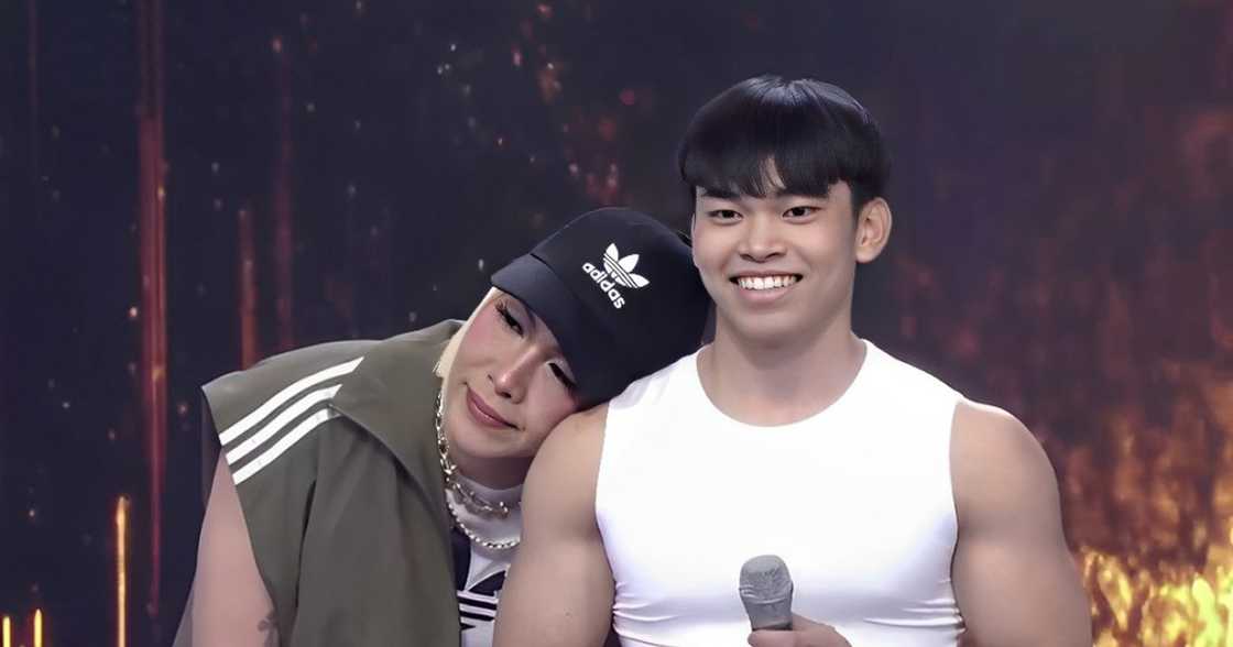 Carlos Yulo lookalike, Vice Ganda na nag-ala Chloe San Jose na sabay sumayaw, kinagiliwan ng marami Carlos Yulo lookalike, Vice Ganda na nag-ala Chloe San Jose na sabay sumayaw, kinagiliwan ng marami