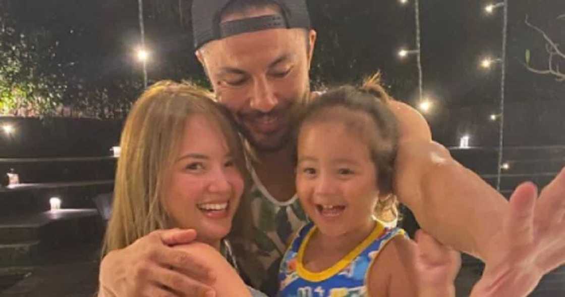 Ellen Adarna, inilahad na sagot sa mga dasal niya si Derek Ramsay Ellen Adarna, inilahad na sagot sa mga dasal niya si Derek Ramsay