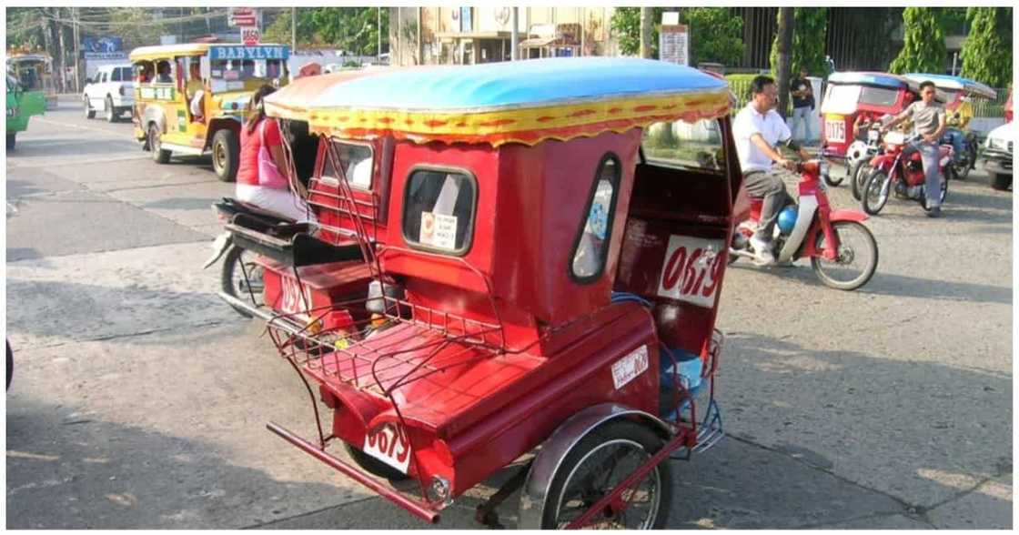 Larawan ng amang hawak ang toga picture at diploma ng anak, umantig sa puso ng netizens Larawan ng amang hawak ang toga picture at diploma ng anak, umantig sa puso ng netizens