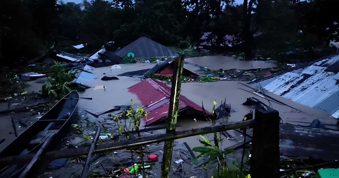 2nd-floor ng mga bahay sa Libon, Albay, lubog na; titser na na-trap sa bubong, nananawagan ng tulong 2nd-floor ng mga bahay sa Libon, Albay, lubog na; titser na na-trap sa bubong, nananawagan ng tulong