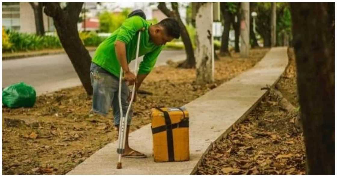 Viral! Ice cream vendor, naglalako pa rin sa kalye gamit ang kanyang saklay Viral! Ice cream vendor, naglalako pa rin sa kalye gamit ang kanyang saklay