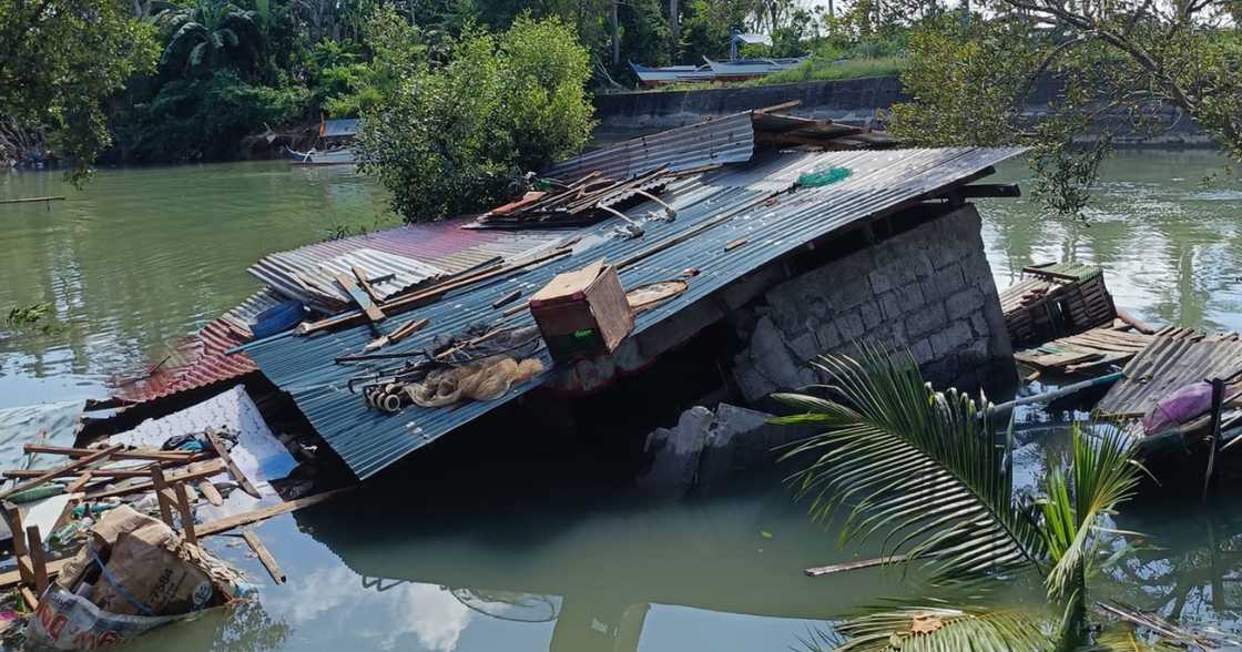 Dalawang bahay, nahulog sa ilog sa Mulanay, Quezon dahil sa high tide