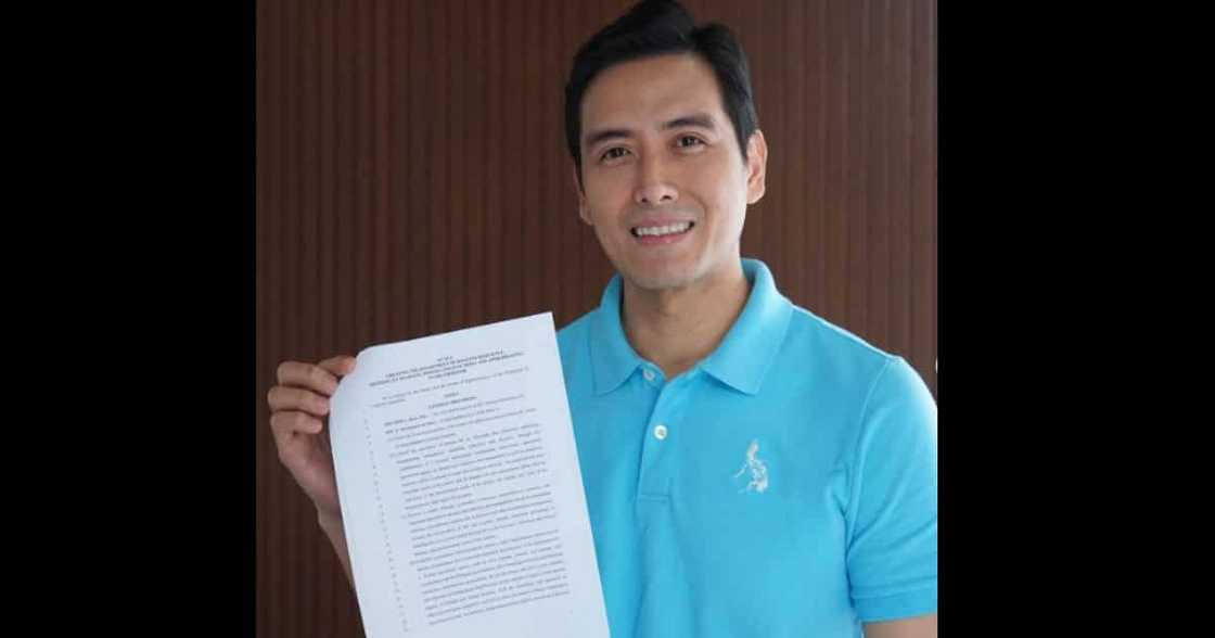 Alfred Vargas earns master’s degree from UP: “Nakaka-senti ang pagtatapos” Alfred Vargas earns master’s degree from UP: “Nakaka-senti ang pagtatapos”