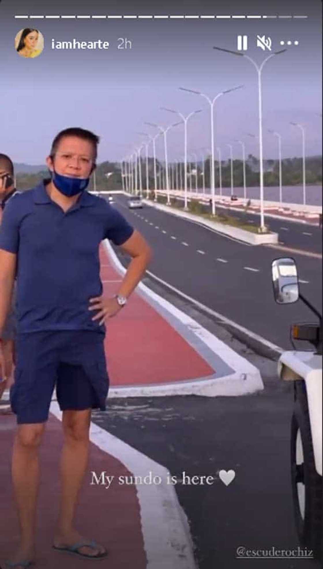 Video of Gov. Chiz Escudero "picking up" Heart Evangelista after her exercise sends kilig-vibes Video of Gov. Chiz Escudero "picking up" Heart Evangelista after her exercise sends kilig-vibes