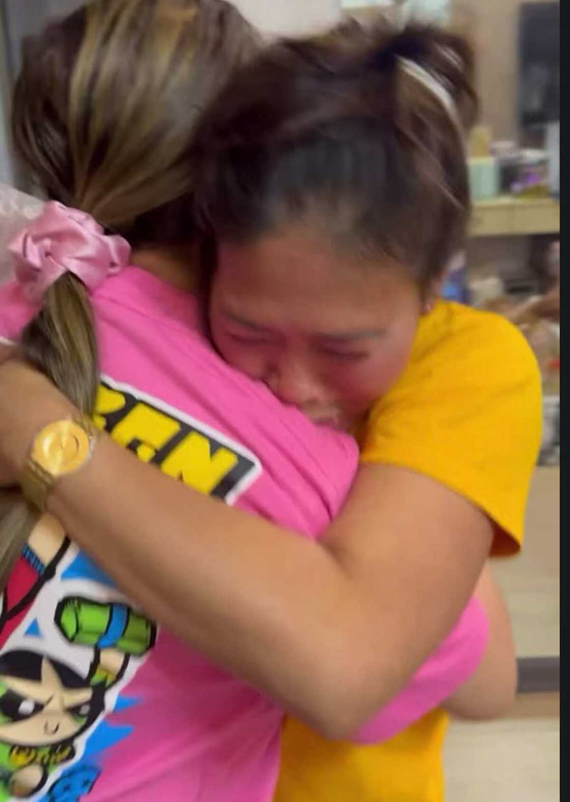 Ina ni Whamos, emosyonal dahil sa pera at regalo mula sa anak at kay Antonette Ina ni Whamos, emosyonal dahil sa pera at regalo mula sa anak at kay Antonette