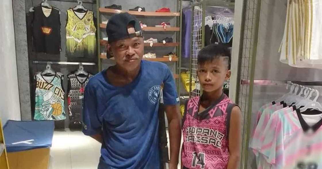 Ama na may kapansanan, sinikap na mabilan ng sapatos ang anak para sa basketball Ama na may kapansanan, sinikap na mabilan ng sapatos ang anak para sa basketball