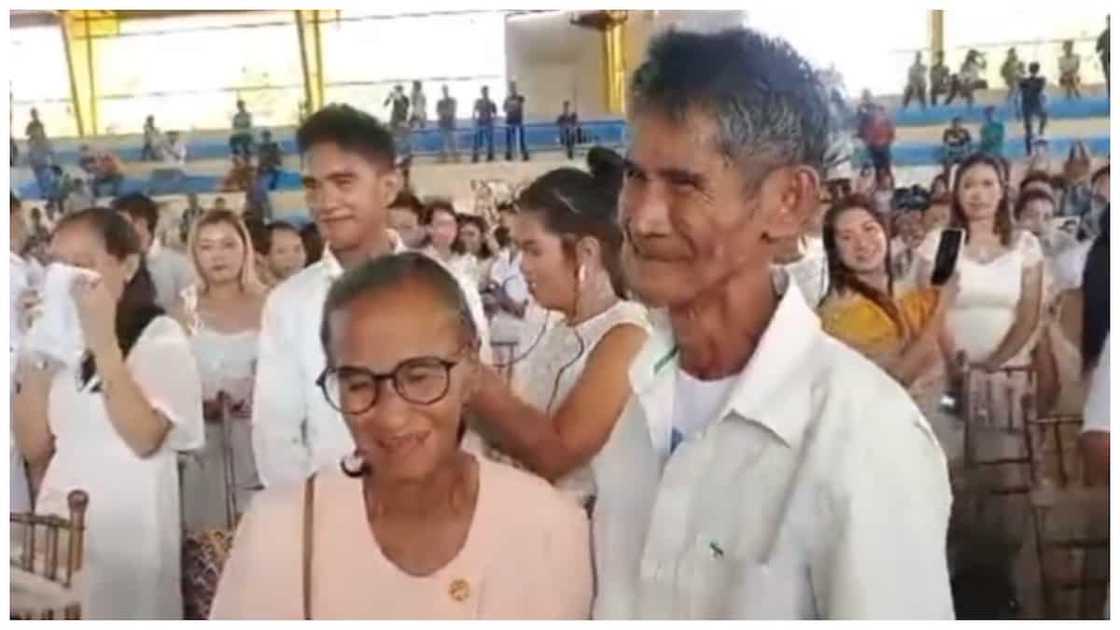 Lolo at lola na dating magka-textmates, nagpakasal noong Araw ng mga Puso Lolo at lola na dating magka-textmates, nagpakasal noong Araw ng mga Puso