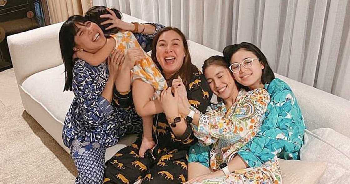 Pic ng Barretto sisters na sina Julia, Claudia, at Dani na nagha-hang out sa hagdan, kinagiliwan ng netizens Pic ng Barretto sisters na sina Julia, Claudia, at Dani na nagha-hang out sa hagdan, kinagiliwan ng netizens