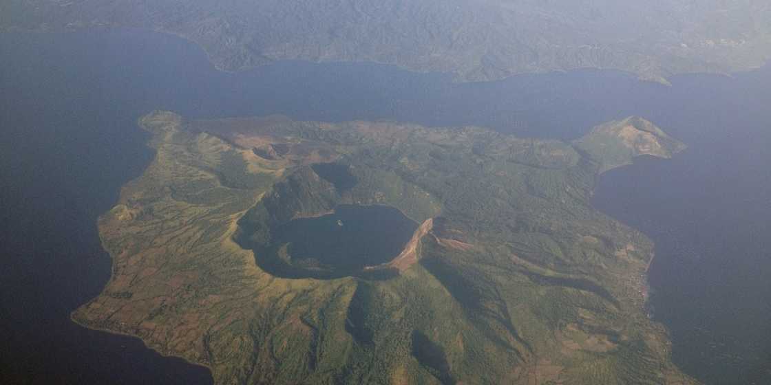 Bagong video ng pag-buga ng steam ng Taal Volcano, nag-viral sa social media Bagong video ng pag-buga ng steam ng Taal Volcano, nag-viral sa social media