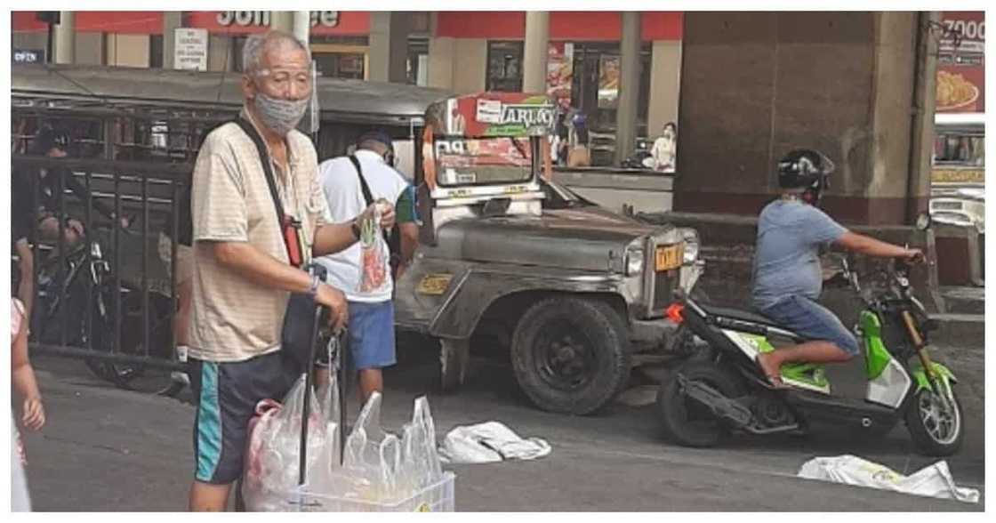 Netizen, nagmalasakit na humingi ng tulong para sa lolo na candy vendor Netizen, nagmalasakit na humingi ng tulong para sa lolo na candy vendor