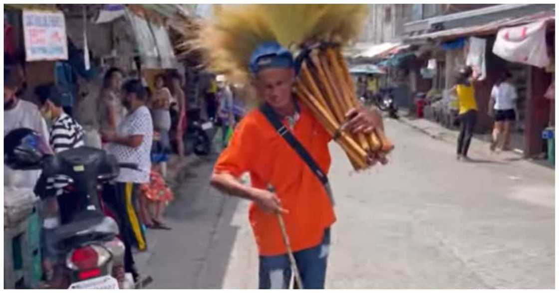 Bulag na matiyagang naglalako ng walis tambo, natulungan ng nagmalasakit na vlogger