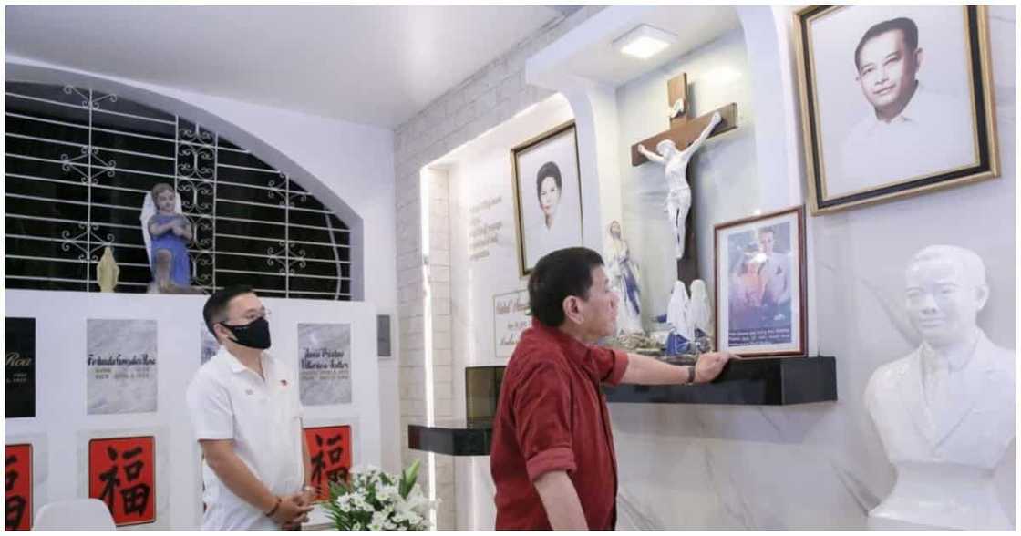 Pangulong Duterte, dumalaw sa libingan ng mga magulang sa Davao Pangulong Duterte, dumalaw sa libingan ng mga magulang sa Davao