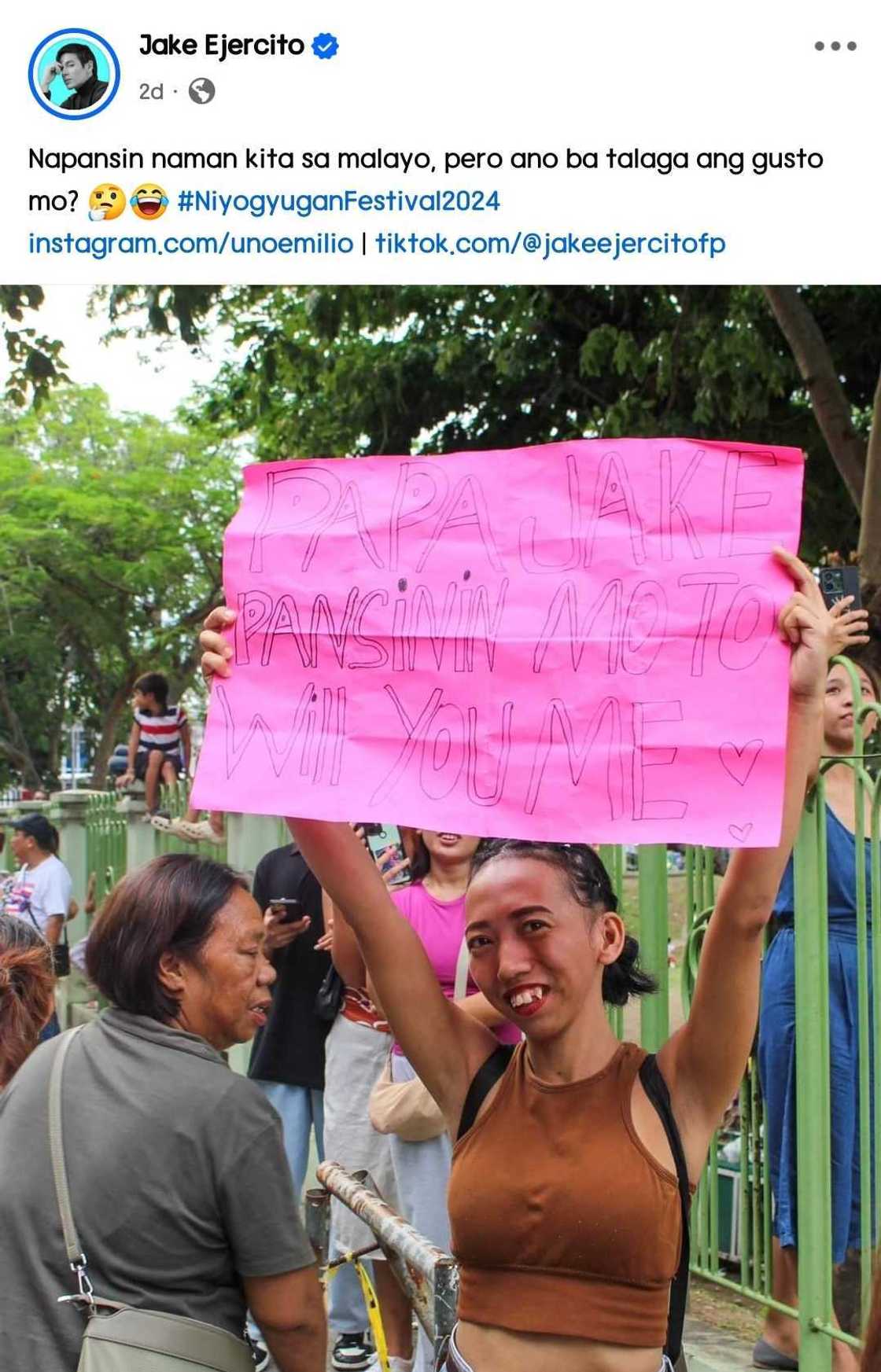 Jake Ejercito, nagtaka; napa-react sa kakaibang fansign ng isa niyang tagahanga Jake Ejercito, nagtaka; napa-react sa kakaibang fansign ng isa niyang tagahanga