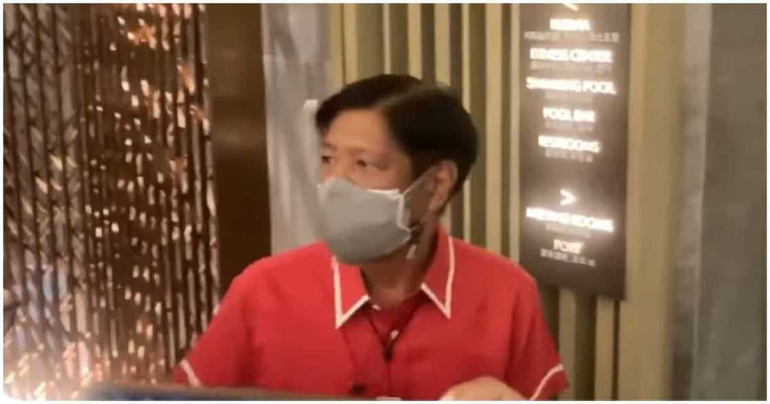 Bongbong Marcos, umiling nang tanungin kung dadalo sa Comelec presidential debate Bongbong Marcos, umiling nang tanungin kung dadalo sa Comelec presidential debate