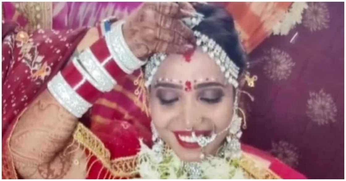 Babae sa India na tila napagod na sa paghihintay kay "Mr. Right", pinakasalan na lang ang sarili Babae sa India na tila napagod na sa paghihintay kay "Mr. Right", pinakasalan na lang ang sarili