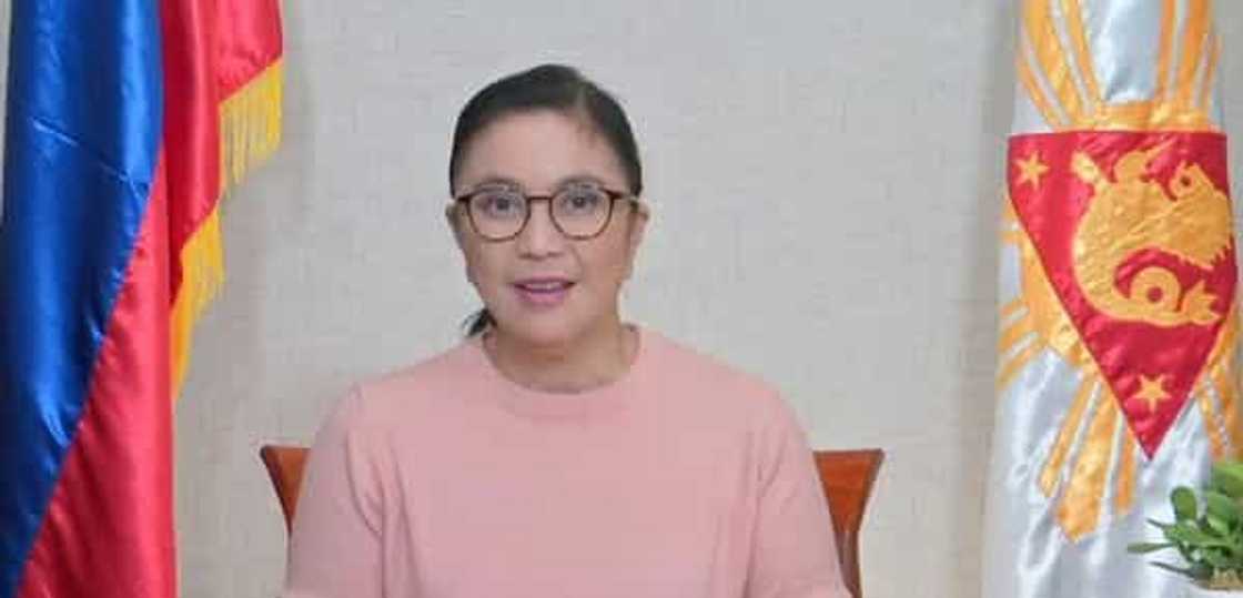 VP Leni Robredo, nakaboto na sa Carangcang Elementary School pagkatapos pumila kasama ang mga tao VP Leni Robredo, nakaboto na sa Carangcang Elementary School pagkatapos pumila kasama ang mga tao