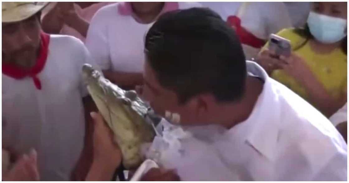 Mayor sa Mexico, isa umanong buwaya ang pinakasalan para sa isang ritwal Mayor sa Mexico, isa umanong buwaya ang pinakasalan para sa isang ritwal