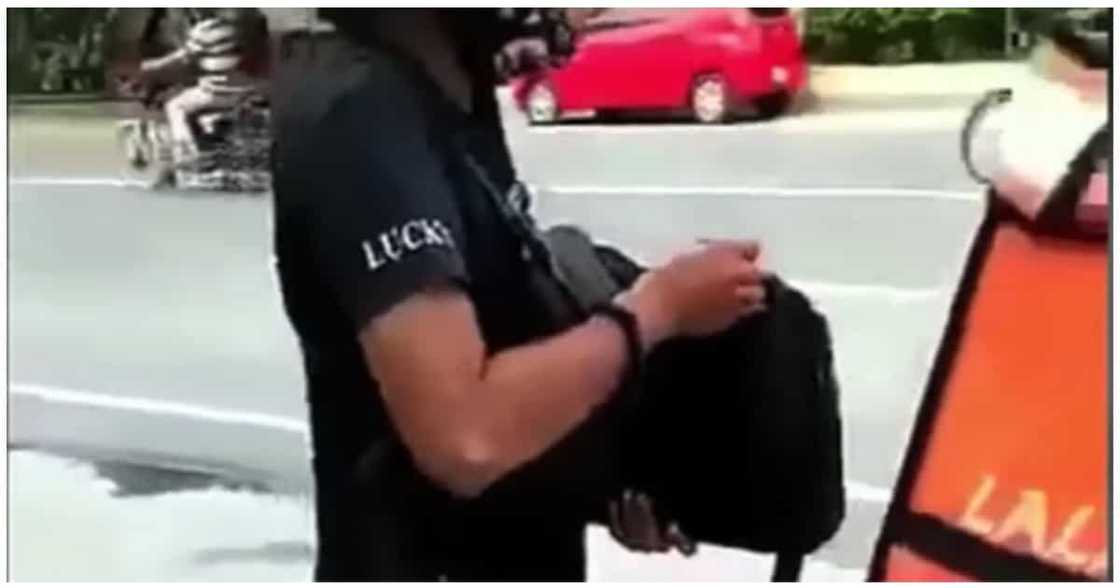 Delivery rider, inireklamo ang umano'y gumagamit ng kanyang video para sa scam Delivery rider, inireklamo ang umano'y gumagamit ng kanyang video para sa scam