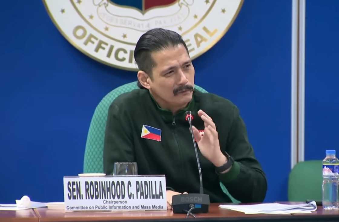 Senator Robinhood Padilla, ibinida ang isang salita sa lapida ng yumaong pangulo Senator Robinhood Padilla, ibinida ang isang salita sa lapida ng yumaong pangulo