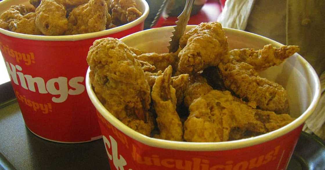 Video of lady customer ordering "crispy fried towel" from confused Jollibee service crew goes viral Video of lady customer ordering "crispy fried towel" from confused Jollibee service crew goes viral