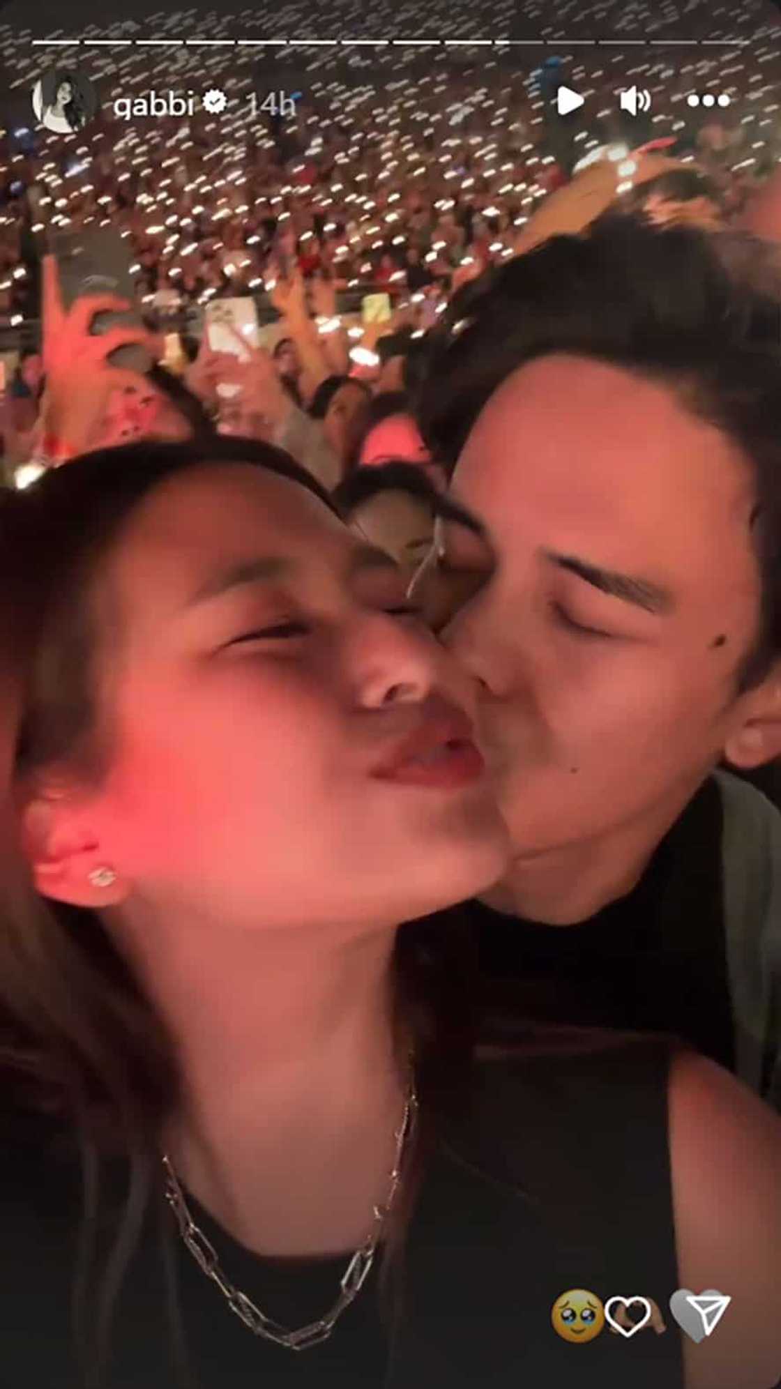 Gabbi Garcia at Khalil Ramos, naglambingan sa gitna ng Coldplay concert Gabbi Garcia at Khalil Ramos, naglambingan sa gitna ng Coldplay concert