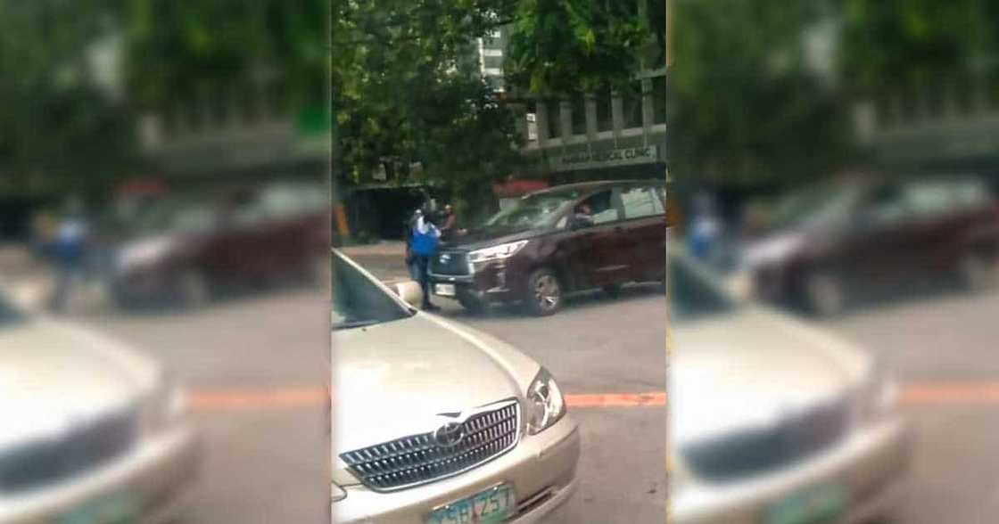 Traffic enforcer, sinubukang takbuhan ng motorista matapos mabangga kanyang motorsiklo; P4K areglo, tinanggap Traffic enforcer, sinubukang takbuhan ng motorista matapos mabangga kanyang motorsiklo; P4K areglo, tinanggap