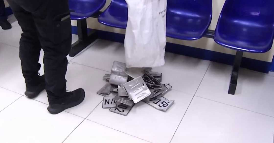 2 menor de edad, huli sa pagnanakaw ng mga plaka ng kotse; junk shop owner, arestado rin 2 menor de edad, huli sa pagnanakaw ng mga plaka ng kotse; junk shop owner, arestado rin