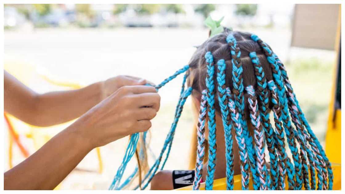 Php16,000 na singil sa pagtirintas ng buhok ng turista sa Boracay, 'di raw overpriced Php16,000 na singil sa pagtirintas ng buhok ng turista sa Boracay, 'di raw overpriced