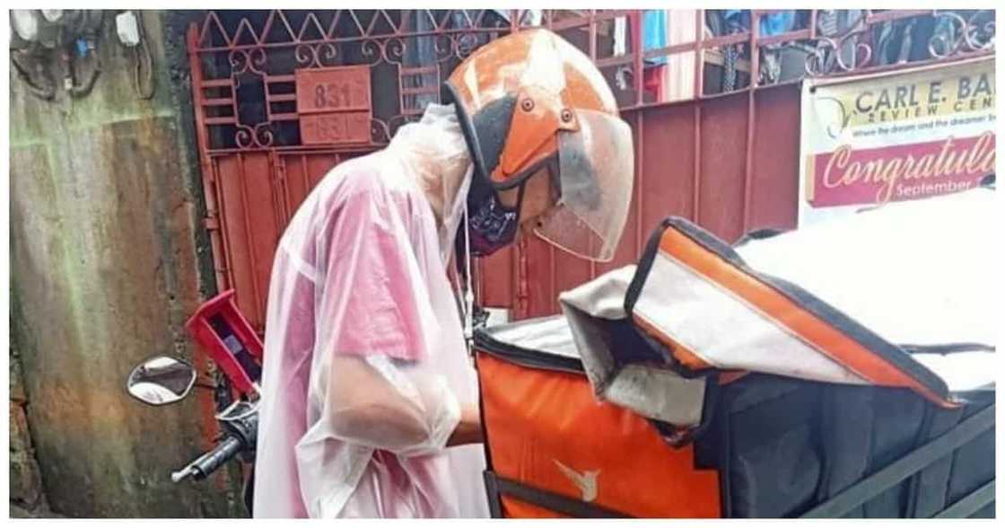 Viral delivery rider na bakal ang isang binti, hinangaan ng marami Viral delivery rider na bakal ang isang binti, hinangaan ng marami