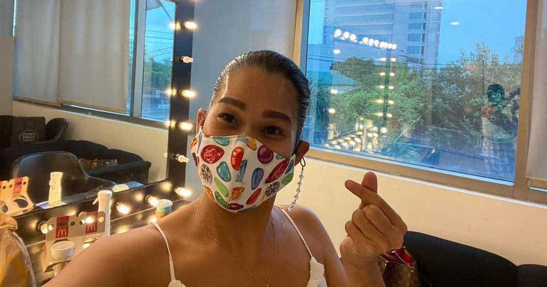 Pokwang, ibinahagi kung paano naglakad ang ama't-ina noong EDSA Revolution Pokwang, ibinahagi kung paano naglakad ang ama't-ina noong EDSA Revolution