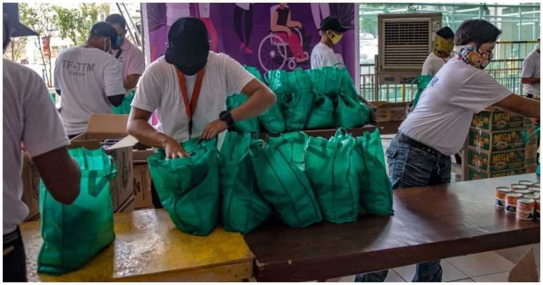 DILG, nagbabala sa mga politikong 'eepal' sa pamimigay ng ayuda sa mga Pinoy DILG, nagbabala sa mga politikong 'eepal' sa pamimigay ng ayuda sa mga Pinoy