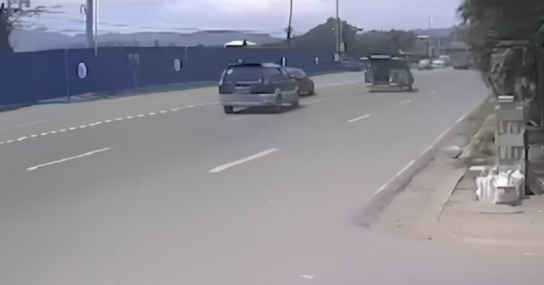 Delivery rider na nakatayo sa tabi motor niya, patay nang madamay sa salpukan ng mga sasakyan Delivery rider na nakatayo sa tabi motor niya, patay nang madamay sa salpukan ng mga sasakyan