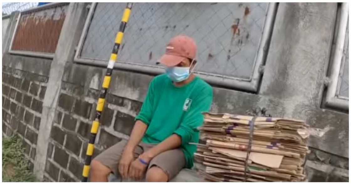 Lalaking napa-upo sa gilid ng kalsada sa tindi ng gutom, natulungan ng napadaang vlogger Lalaking napa-upo sa gilid ng kalsada sa tindi ng gutom, natulungan ng napadaang vlogger