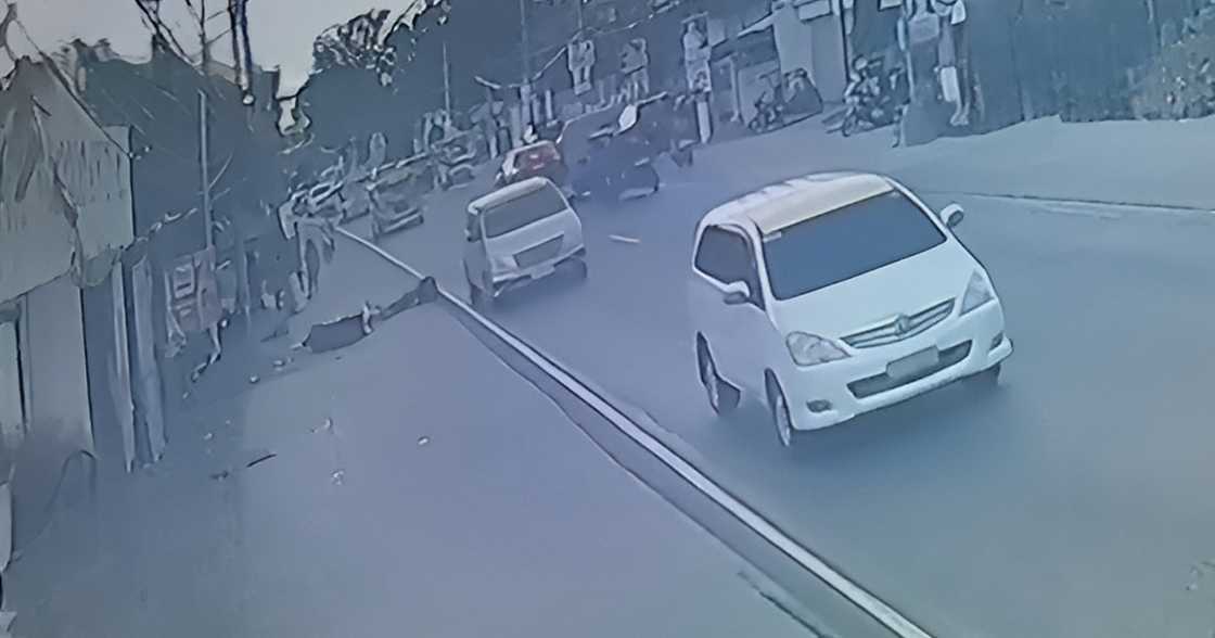 Isang pamilya, muntik makatagpo ng malagim na trahedya nang matumba motorsiklo dahil sa aso Isang pamilya, muntik makatagpo ng malagim na trahedya nang matumba motorsiklo dahil sa aso