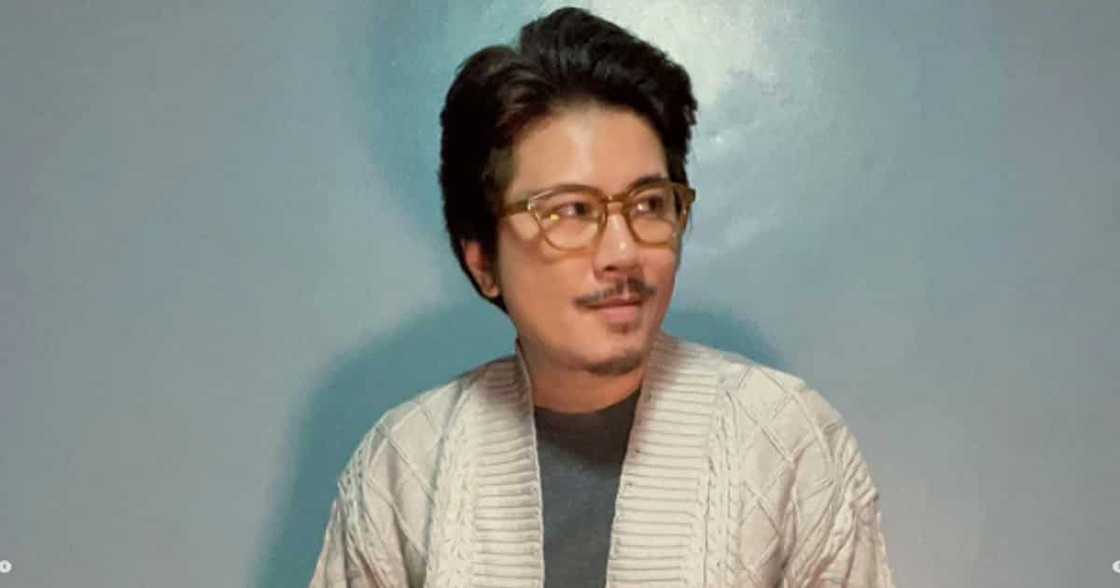 Janno Gibbs, nawindang sa pagiging magkamukha nila ng sign language interpreter sa BBM inauguration Janno Gibbs, nawindang sa pagiging magkamukha nila ng sign language interpreter sa BBM inauguration