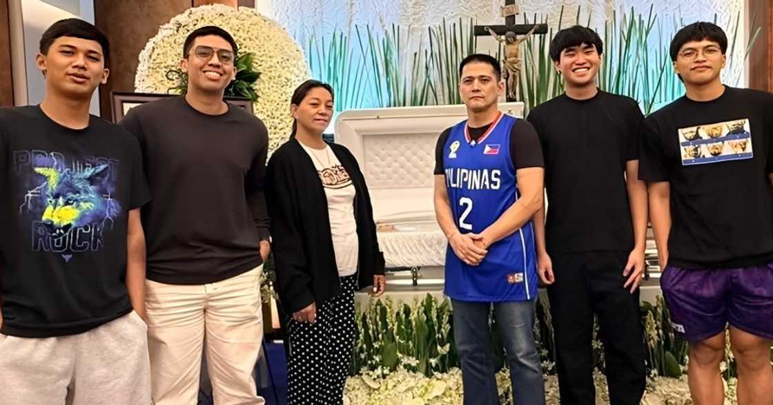 Robin Padilla, pumunta sa burol ni Rene Baterbonia at nagbigay ng kakaibang pagpupugay Robin Padilla, pumunta sa burol ni Rene Baterbonia at nagbigay ng kakaibang pagpupugay