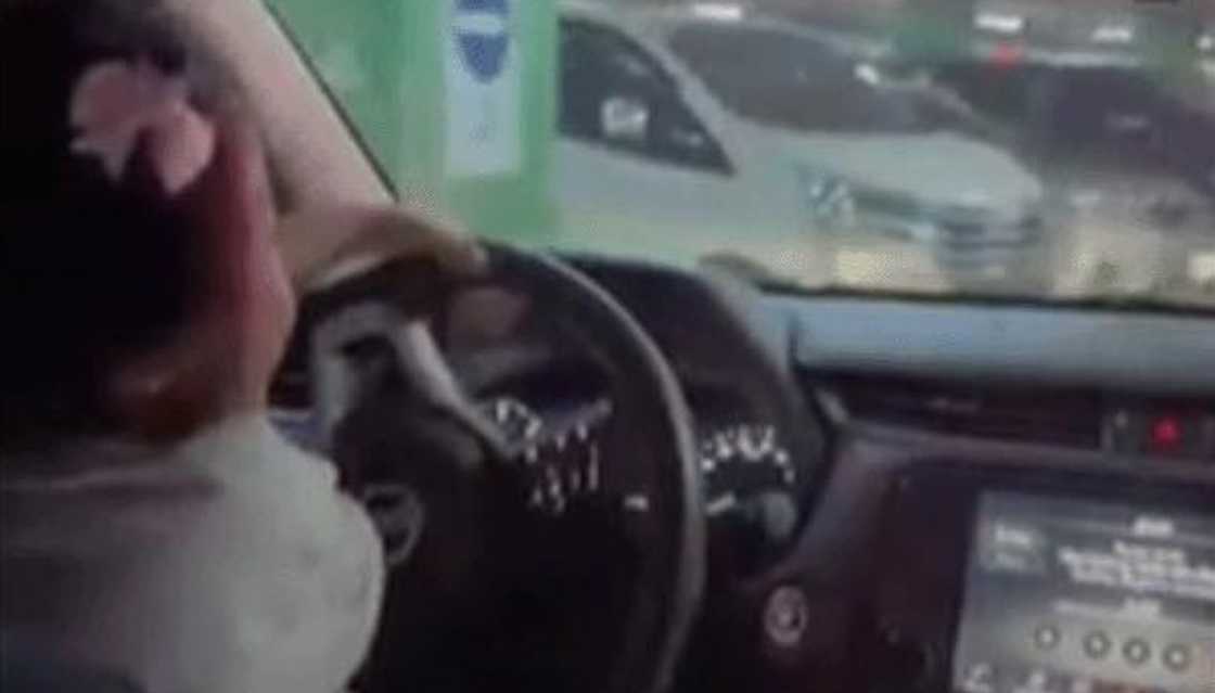 Driver na pinagmaneho ang anak na naka-kandong, nasampolan ng DOTr