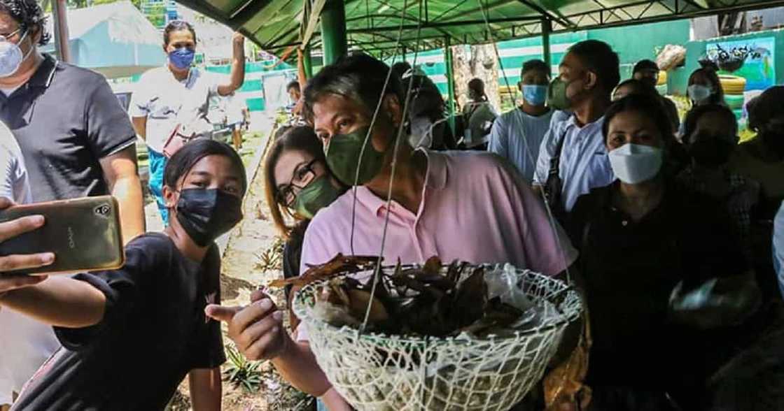 Kiko at Sharon, nakipag-bonding sa mga kapwa botante sa Cavite Kiko at Sharon, nakipag-bonding sa mga kapwa botante sa Cavite