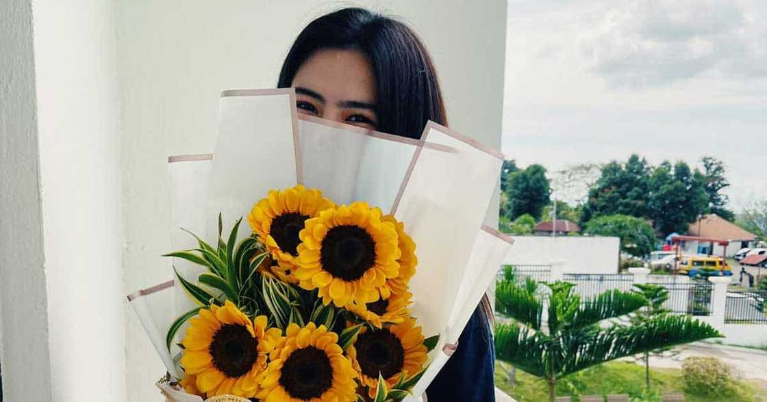 Cassy Legaspi receives sunflower bouquet from Darren Espanto Cassy Legaspi receives sunflower bouquet from Darren Espanto