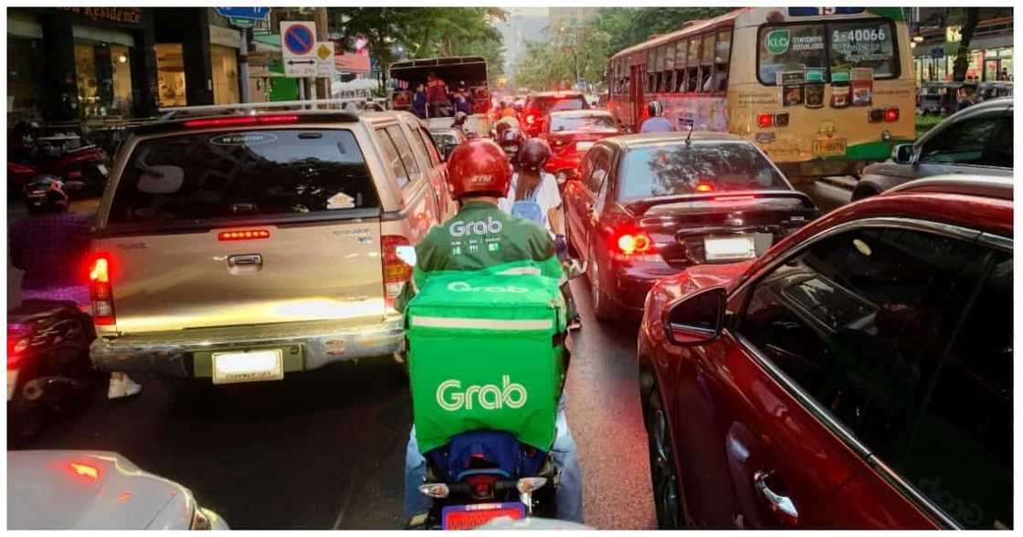Customer, naantig ang puso sa naaksidenteng rider na nag-deliver pa rin sa kanya Customer, naantig ang puso sa naaksidenteng rider na nag-deliver pa rin sa kanya