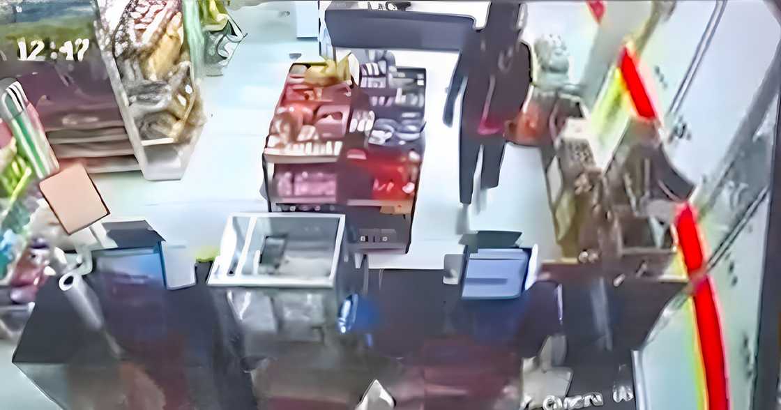 Dalawang suspek, nangholdap convenience store sa Bataan gamit pellet gun; mahigit P200K, natangay Dalawang suspek, nangholdap convenience store sa Bataan gamit pellet gun; mahigit P200K, natangay